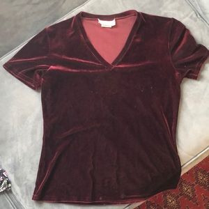 Maroon velvet-like v-neck tshirt